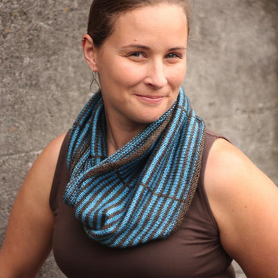 Striped Simplicity Cowl pattern - by Kat Archer | Twisted